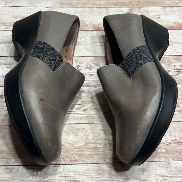 Dansko Clogs Gray With Navy Floral Trim - Picture 5 of 9